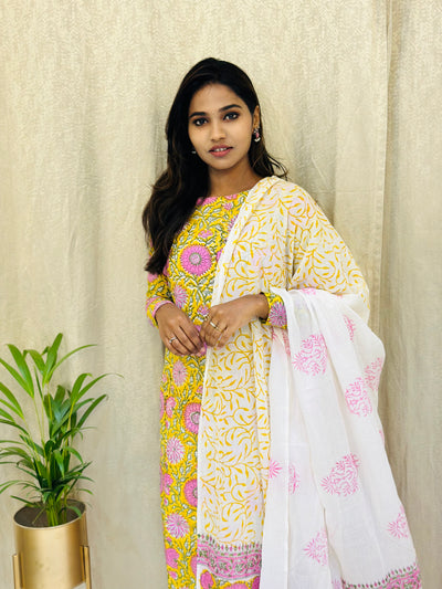 Kanmani - yellow with pink