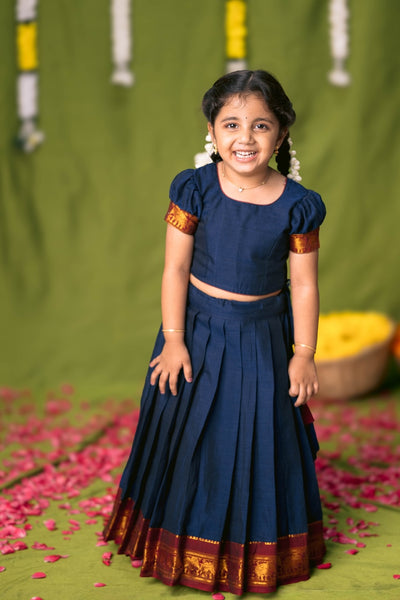 Ezhili Navy Croptop & Skirt mini