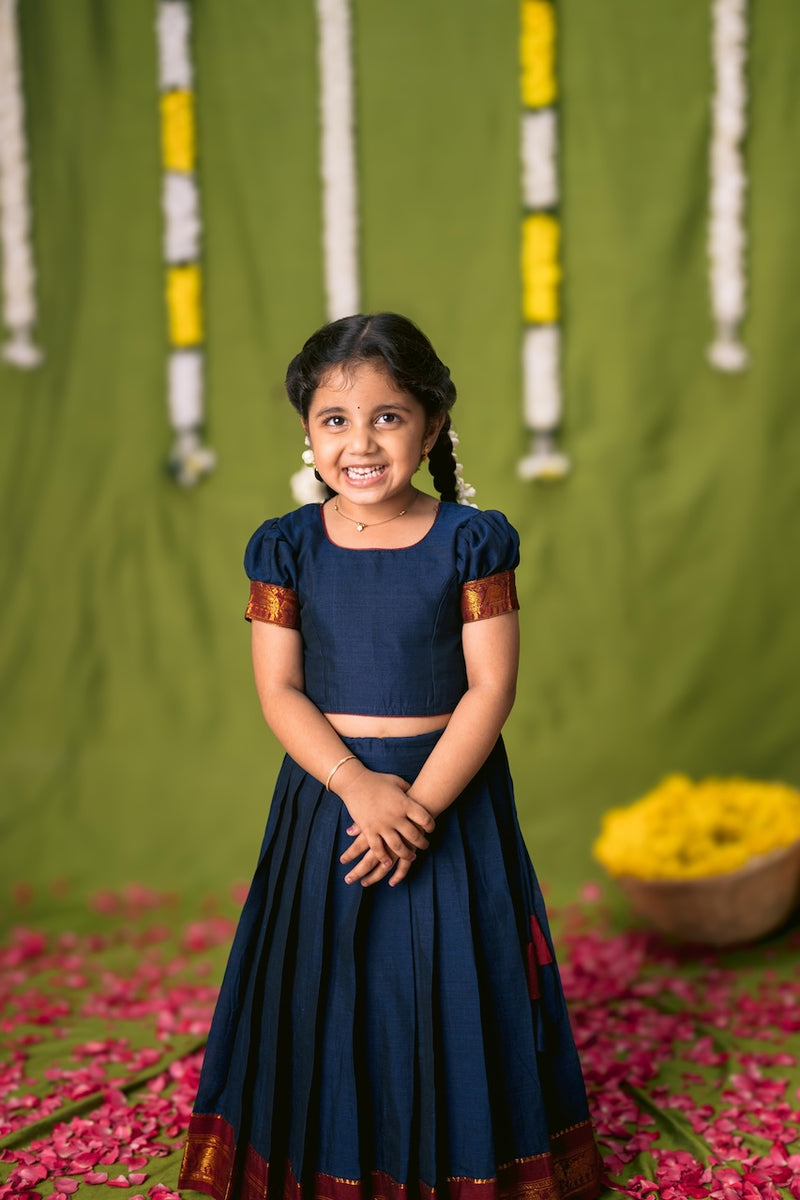 Ezhili Navy Croptop & Skirt mini